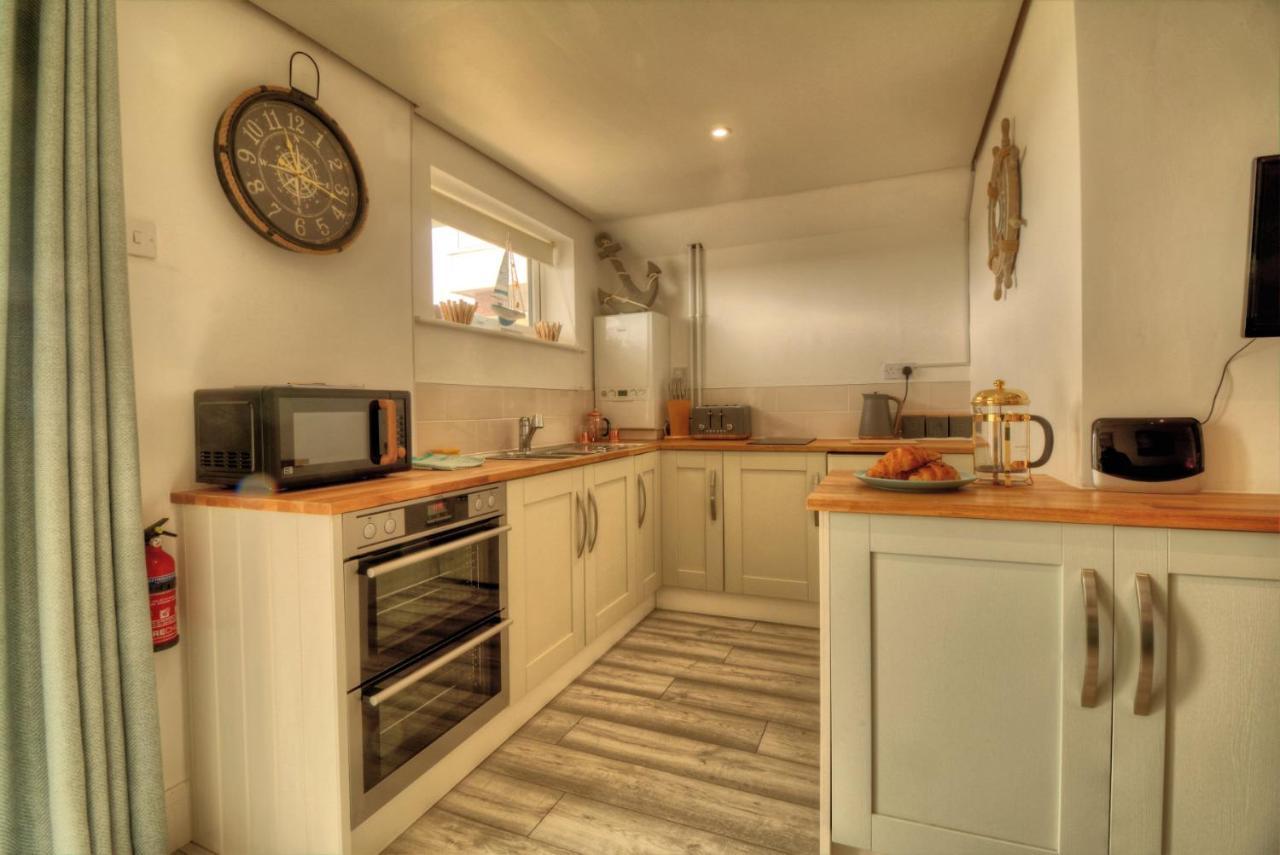 Pass The Keys Shore To Please - Sea Views And Beach Front Modern 1Bed Apt With Sofabed Portsmouth Exterior photo